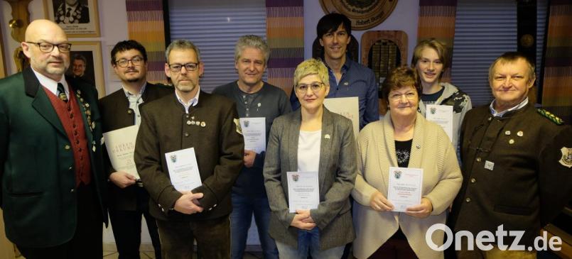 Anerkennung gibt es für Mitglieder, die sich ium die Gesellschaft verdient gemacht haben. Gauschützenmeister Wolfgang Weiß, Thomas Meier, Sigi Kellner, Robert Lindner, Evi Trottmann, Bernd Münchmeier, Silvia Drechsler, Julian Scherer und Schützenmeister Günter Drechsler. Bild: le
