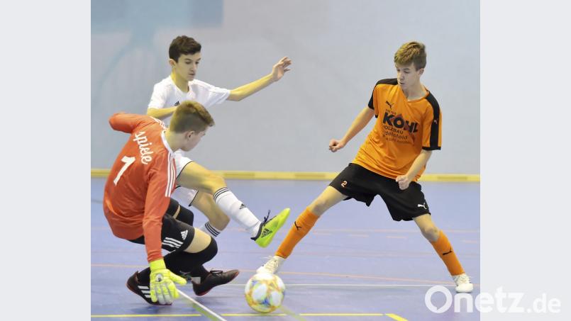 Tormann und Verteidiger der SpVgg Landshut vereiteln die Chance der JFG Obere Vils im Halbfinale. Der Gastgeber verlor mit 0:1, sicherte sich dann aber mit einem 1:0-Sieg gegen den SV Raigering den dritten Platz bei den U15-Junioren. Bild: Hubert Ziegler