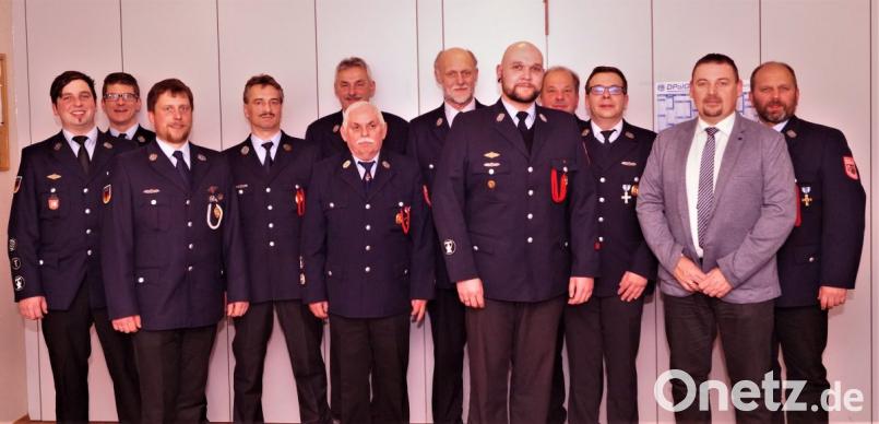 Die neue Vorstandschaft der Feuerwehr Störnstein mit Hubert Meiler, Bürgermeister Markus Ludwig, Thomas Kraus (neu), Matthias Meiler, Vorsitzenden Johannes Meiler (neu), zweiter Vorsitzender Franz Kriechenbauer, Manfred Wilde (hinten) Johann Müller, Bernhard Kneidl, Kommandant Wolfgang Meiler Bernhard Meier (neu) und stellvertretender Kommandant Marius Schmid (von rechts). Bild: arw