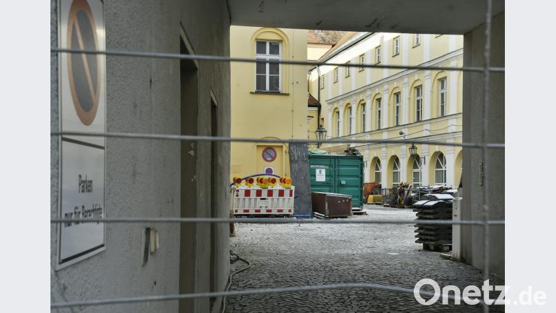 Zwischen 30 und 40 Millionen Euro wird es nach Schätzung von OB Michael Cerny wohl kosten, das seit vielen Jahren leerstehenden Kaufhaus Forum wieder zu beleben. Im Augenblick dient der Innenhof, der in dieser Form erhalten bleiben muss, als Baustofflager. Bild: Petra Hartl