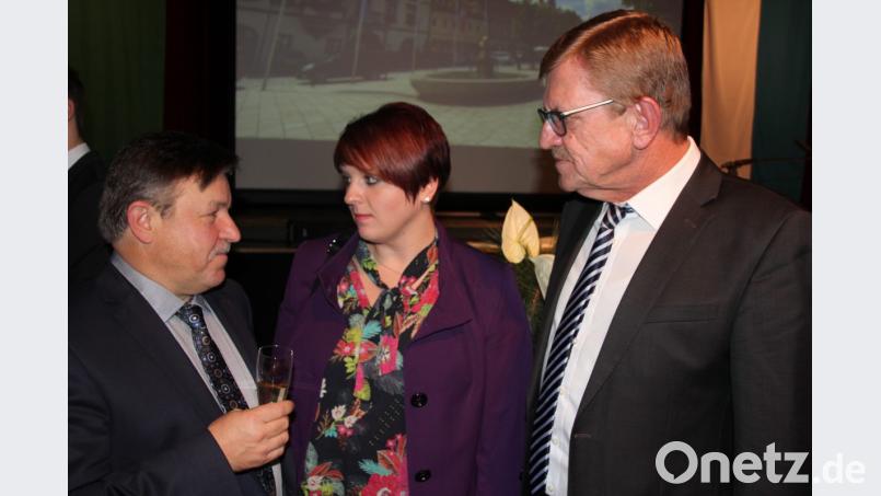 MdL Anna Toman im Gespräch mit Stadtrat Konrad Schedl und 3. Bürgermeister Norbert Schuller (rechts). Bild: kro