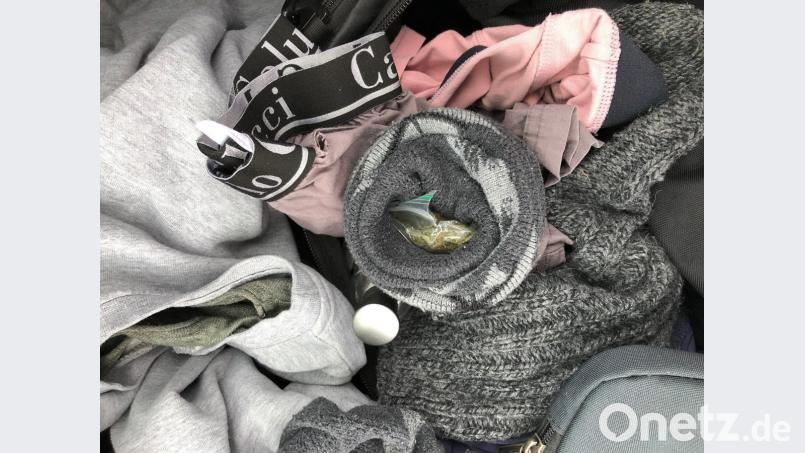 Marihuana in Tütchen, Tütchen in Socke: So versuchte der 24-Jährige, die Drogen zu verstecken. Das entging den Fahndern allerdings nicht. Bild: Bundespolizeiinspektion Waidhaus