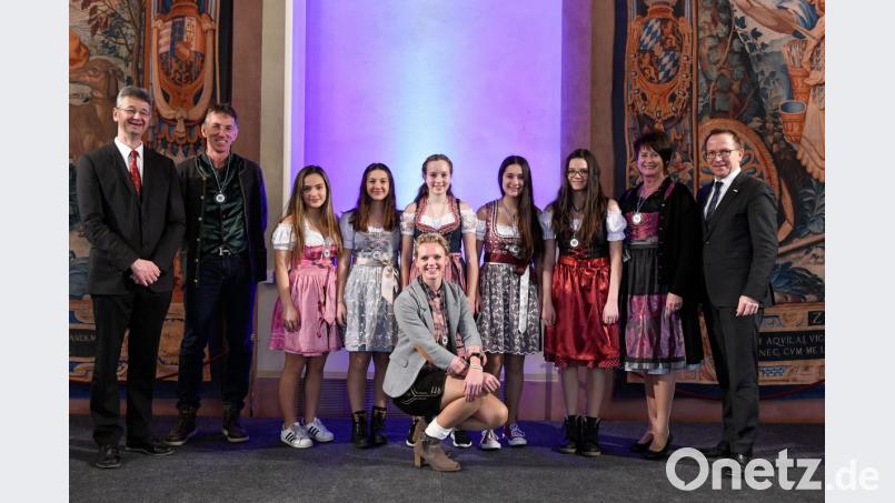 Kulturminister Michael Piazolo gratulierte den Realschülerinnen aus Schwandorf zu ihrem zweiten Platz im Bundesfinale des Wettbewerbs &quot;Jugend trainiert für Olympia&quot;. Bild: Andreas Gebert