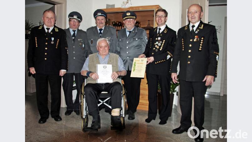 Vertreter der Nabburger Soldaten- und Kriegerkameradschaft sowie der Bergknappen gratulieren Bruno Ahrdt für seine jahrzehntelange Vereinszugehörigkeit. Bild: exb