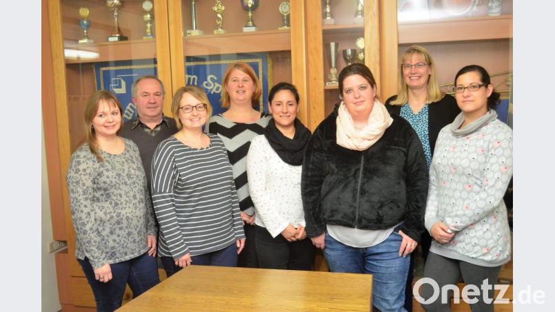Sonja Lehner (Dritte von rechts) übernimmt Verantwortung beim Förderverein für Kinder und Jugendliche. Junge und engagierte Mütter sind mit dabei. Bild: fz