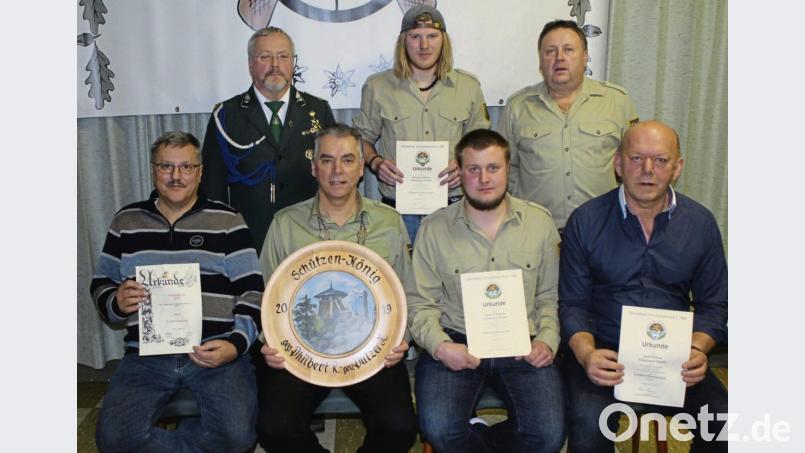 Das sind die neuen Würdenträger und die Geehrten beim Ebnather Schützenverein (vorne von rechts): Josef Söllner, Sascha Plannerer, Hubert Putzer und Berthold Enders sowie (hinten von rechts) Vorsitzender Gerhard Plannerer, Sebastian Müller und Wolfgang Deleroi. Bild: soj