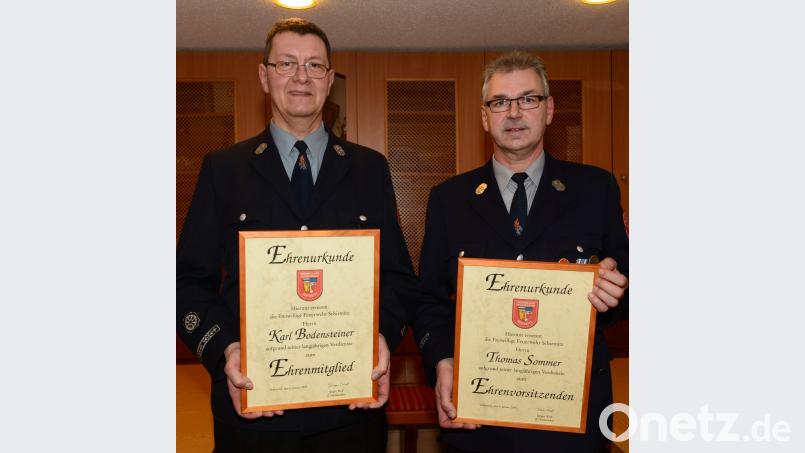 Karl Bodensteiner (links) ist neues Ehrenmitglied, Thomas Sommer neuer Ehrenvorsitzender der Feuerwehr Schirmitz. Bild: bey