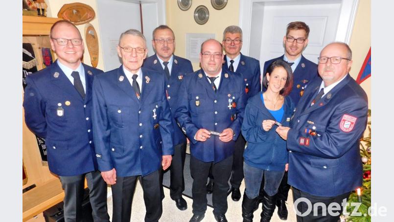 Für 30 Jahre im aktiven Dienst ehrt Kommandant Thomas Hartmann (rechts) seinen Stellvertreter Oliver Hösl (Vierter von links) und für zehn Jahre Jenny Hösl (Dritte von rechts). Dieter Schumann (Zweiter von links) verabschiedet er nach 30 Jahren Dienstzeit. Ihnen danken gratulieren auch Vorsitzender Jürgen Kaufmann, Kassier Konrad Walter, Kreisbrandmeister Karlheinz Sehnke und Jugendwart Martin Heier (von rechts). Bild: hai