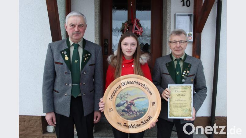 Vorsitzender der &quot;Freischütz Grünlas&quot; Reinhold Schramml (links) ehrt seinen Stellvertreter Josef Bauer für seine ehrenamtliche Tätigkeit im Verein. Magdalena Schmidt gewinnt beim Weichnachtsschießen der Gaujugend die vom Schützengau Armesberg gestiftete Ehrenscheibe. Bild: soj