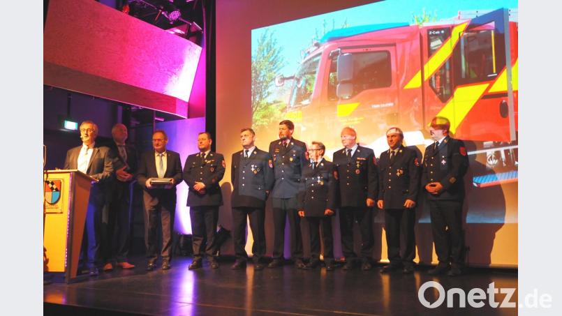 Bürgermeister Franz Mädler, seine Stellvertreter Norbert Schmid und Josef Schmaußer (von links) überreichten den Kommandanten der sechs Gemeinde-Wehren ein signiertes Gemeindebuch (ab Vierter von links): Thorsten Michel (Ursensollen), Christoph Staudte (Hohenkemnath), Anton Meier (Thonhausen), Richard Trummer (Zant), Ludwig Hauer (Hausen) als Vertreter von Bernd Dechant. Auch Kreisbrandrat Fredi Weiß würdigte den Einsatz. Bild: ua