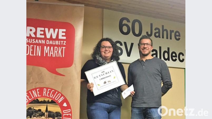 Doppeltes Glück für Nathalie Pinzer: Beim Taubenmarkt des Fördervereins gewinnt sie die beiden Hauptpreise, die ihr Vorsitzender Stefan Kuchenreuther in Form von Gutscheinen überreicht. Bild: hl