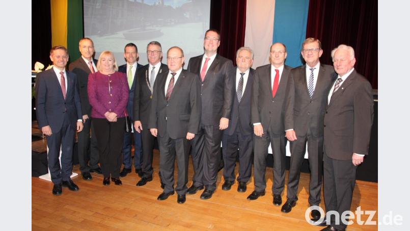 Eine große Delegation aus der Partnerschaft Lauf war zum Neujahrsempfang nach Tirschenreuth gekommen. Im Bild die Gäste aus Franken sowie MdL Tobias Reiß, MdB Albert Rupprecht, Bürgermeister Franz Stahl, 2. Bürgermeister Peter Gold und 3. Bürgermeister Norbert Schuller. Bild: kro