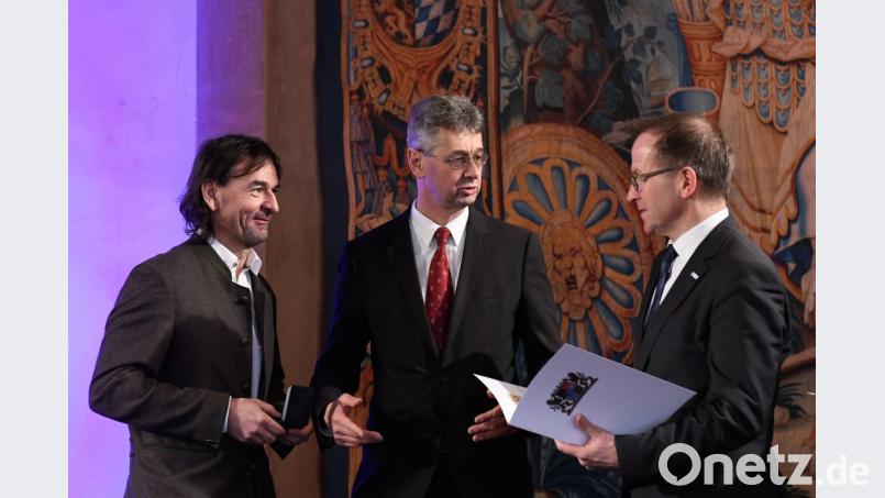 Ramon Gomez-Islinger (links) nimmt seine Schulsport-Verdienstmedaille von Kultusminister Michael Piazolo (Mitte) und Jörg Ammon, Präsident des Bayerischen Landes-Sportverbands, entgegen. Bild: Andreas Gebert