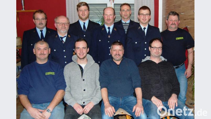 Die Feuerwehr Klobenreuth setzt weiterhin auf ihren Vorstandschaft um Martin Spörer (hinten, links) und Kommandant Robert Gruber (hinten, Mitte). Bild: Schmola, Werner