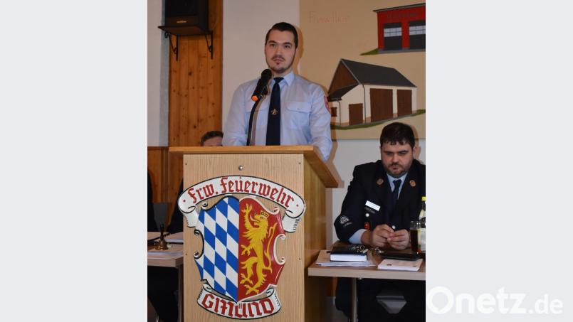 Jugendwart Marco Schiener (links stehend) und Kommandant Manfred Krauß (rechts) berichten bei der Jahreshauptversammlung der Feuerwehr Gmünd über die Aktivitäten im vergangenen Jahr. Bild: rgr