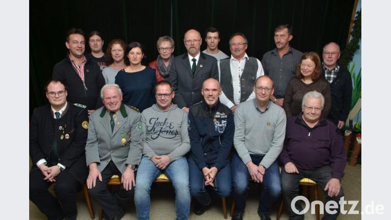 Beim Schützenverein "Edelweiß" in Roggenstein standen in diesem Jahr zahlreiche Ehrungen bei der Jahreshauptversammlung an, die Gauschützenmeister Stefan Brandmiller und Schützenmeister Johann Gösl (vorne, von links) an treue Mitglieder verliehen. Bild: dob