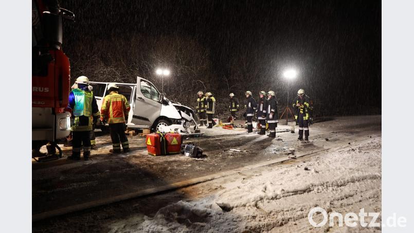 Der Fahrer eines Kleintransporters wurde in seinem Fahrzeug eingeklemmt. Bild: jma