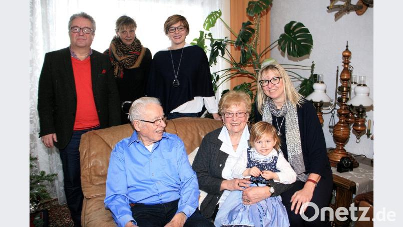 Renate Sturm freut sich über viele Glückwünsche. Im Bild (sitzend von links) Ehemann Wilhelm, die Jubilarin Renate Sturm, Enkelin Franziska und Tochter Daniela; dahinter Bürgermeister Toni Dutz, Renate Sturms Schwester Dorit und Schwiegertochter Kathrin. Bild: wro