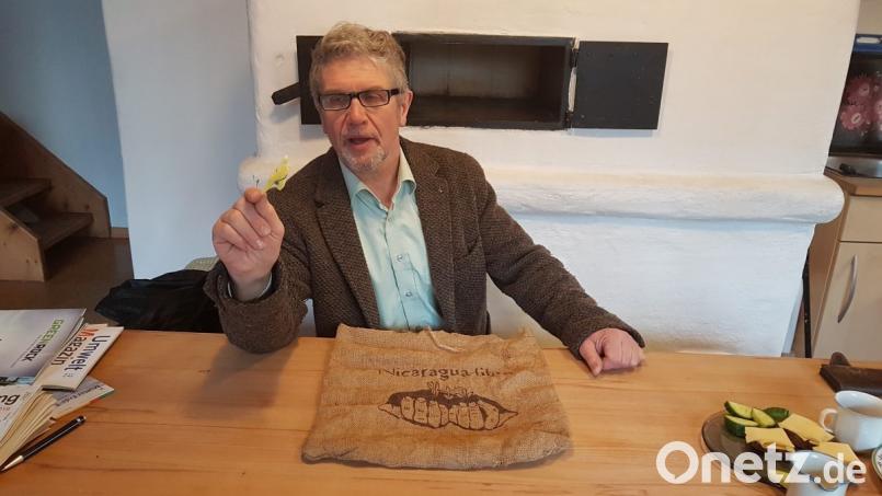 Jutetasche statt Plastiktüte: Auch im Alltag versucht Rudi Sommer Kunststoff zu vermeiden. Was für ein „Glump“ Plastik ist, demonstrierte der Marktrat anhand einer Wäscheklammer, die wegen der Weichmacher, die ihr zugegen sind, schon arg in Mitleidenschaft gezogen ist. Bild: Christopher Dotzler