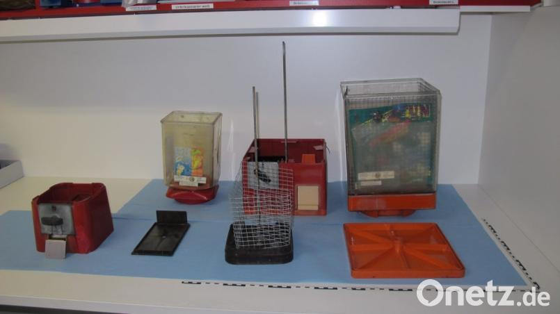 Teile von Kaugummiautomaten wurden im Schwandorfer Ortsteil Krondorf entdeckt. Bild: Polizei Schwandorf