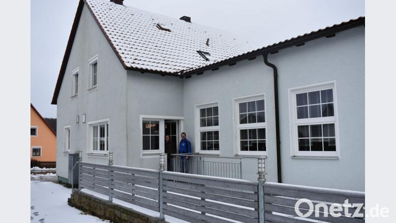 Die Schützengesellschaft 1898 Thumsenreuth braucht einen neuen Pächter für ihre Gaststätte. Erster Vorsitzender Heinz Kraus (rechts) und Vorstandsmitglied Herbert Mattes zeigen die Terrasse, die in den Gastronomiebetrieb integriert werden kann. Bild: lue