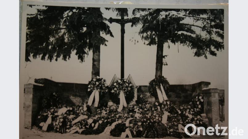 Nach der Beisetzung von Pfarrer Geistlichen Rat Josef Bollmann war die Priestergruft von einem Meer an Blumengebinden und Kränzen belagert. Bild: gpa