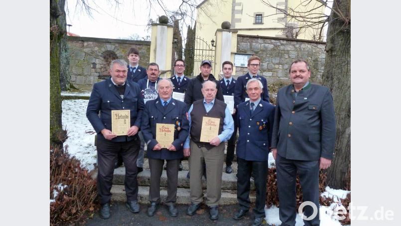 Treue Mitglieder der Feuerwehr Hohenthan werden bei der Jahresversammlung geehrt. Im Bild (vorne von links) Manfred Weiß (40 Jahre), Siegfried Walter und Herbert Seer sen. (beide 60 Jahre), Vorstand Hans Birkner, 2. Bürgermeister Michael Schedl sowie (hinten) Christian Walter (10 Jahre), Robert Gradl (25 Jahre), Marco Frank (10 Jahre), Marco Donhauser (20 Jahre), Tobias Frank und Dominik Göhl (10 Jahre). Bild: bir