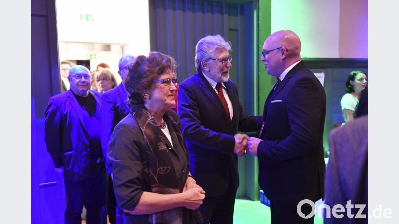 Gut besucht ist der Neujahrsempfang der Stadt Marktredwitz. Oberbürgermeister Oliver Weigel (rechts) schüttelt zahlreichen Marktredwitzern und Gästen die Hand. Bild: Florian Miedl