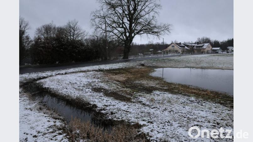 Der Durchlass rechts der Straße ist in seiner Leistungsfähigkeit eingeschränkt. Deshalb bildet sich bei starken Niederschlägen oder auch Tauwetter ein kleiner Stausee. Der Gemeinderat hat die Einstellung von Mitteln in den Haushalt 2019 beschlossen, um den Mangel zu beseitigen. Bild: bey