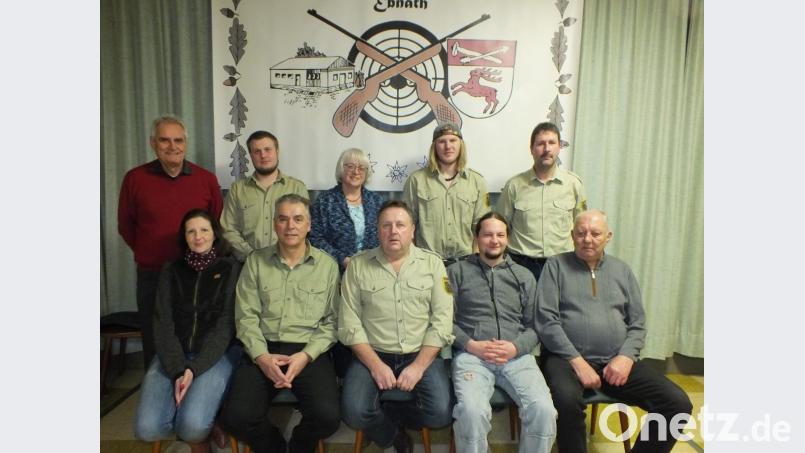 Das ist der neu gewählte Vorstand (vordere Reihe von rechts): Hans Enders, Alexander Fischer, Vorsitzender Gerhard Plannerer, Stellvertreter Hubert Putzer und Katja Enders sowie (hinten von rechts) Richard Philbert, Sebastian Müller, Ingrid Putzer, Sascha Plannerer und Bürgermeister Manfred Kratzer. Bild: soj