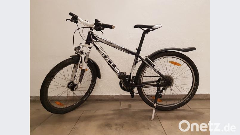 Dieses Mountainbike lässt ein Dieb auf einem Hof in Süß zurück. Bild: piam