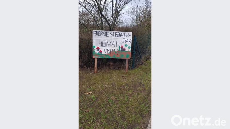 „Energie ist erneuerbar – Heimat nicht!“ Mit diesen Transparenten fordert die BI die Gemeinde auf, das Vorhaben der Errichtung von Windkraftanlagen auf dem Bromberg aufzugeben. Bild: gi