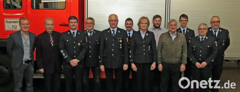 Den Blick in die Zukunft auf zwei neue Einsatzfahrzeuge richten die Rothenstädter Feuerwehr mit Kommandant Daniel Kellermann (Dritter von links) und Vorsitzendem Manfred Lehner (Fünfter von links). Die Aktiven erhielten von den Ehrengästen Lob für die Übungsplanung und gefahrenen Einsätze. Bild: Dobmeier
