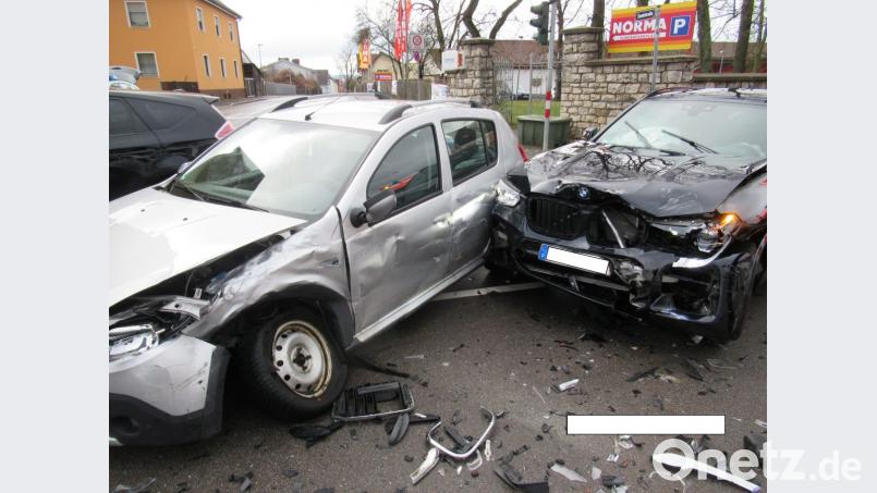 Da hat es ganz schön gekracht: Die beiden Autos haben wohl nur noch Schrottwert. Bild: Polizei/exb
