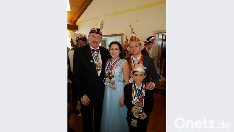 Das Mitterteicher Prinzenpaar Lena I. und Timo I. sowie Kinderprinz Yannik I. treffen in Steinwiesen auf Norbert Greger, Fastnacht-Verbands-Bezirkspräsident für Oberfranken. Bild: exb