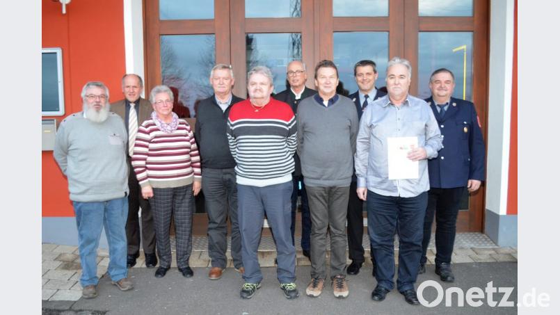 Neben der Jugend sind langjährige Mitglieder die Basis der Feuerwehr. Vorsitzender Andreas Albrecht (Dritter von rechts) ehrt Mitstreiter für 25 bis 50 Jahre Mitgliedschaft. Bild: fz