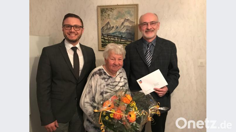 Große Freude bereitet Margareta Mächtl an ihrem 90. Geburtstag der Besuch der beiden Bürgermeister Ernst Lenk (links) und Josef Robl. Bild: du