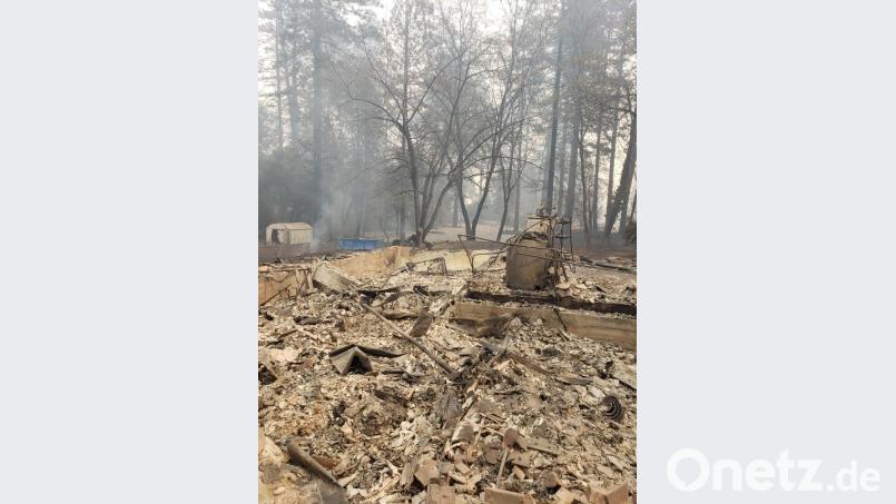 Fast nur noch Schutt und Asche sind vom Haus der Familie von Kerstin Norten in Paradise übrig geblieben. Im Hintergrund ist das Planschbecken zu erkennen, das wohl beinahe unversehrt geblieben ist. Bild: privat