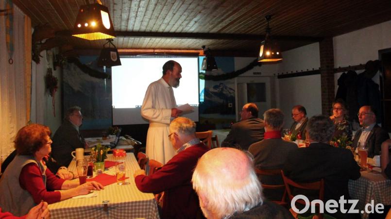 Die Geschichte des ehemaligen Ökonomieguts des Klosters Speinshart in Trabitz steht im Mittelpunkt beim Treffen des ehemaligen Burschenvereins Speinshart. Pater Benedikt Schuster (stehend) begrüßt dazu zahlreiche Zuhörer, die gespannt den Hauptvortrag von Adolf Mörtl (Zweiter von links) erwarten. Bild: stg