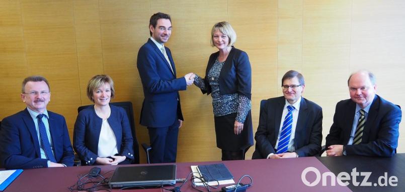 OTH-Präsidentin Andrea Klug empfängt den Abgeordneten Stephan Oetzinger (stehend). Mit dabei auch (von links) die Vizepräsidenten Ulrich Müller, Christiane Hellbach, Alfred Höß sowie Hochschulentwicklungsleiter Wolfgang Weber. Bild: Bühner