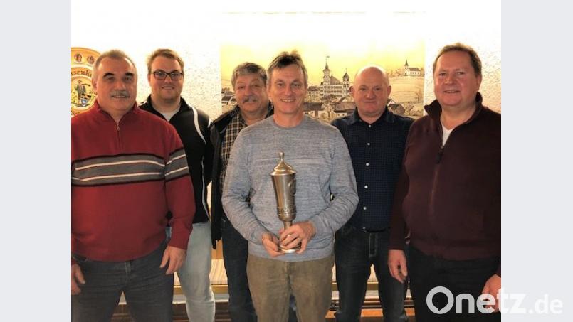 Sportleiter Lukas Spachtholz überreichte die Preise an die Gewinner. Im Bild von links Gerd Seebauer, Lukas Spachtholz, Martin Beinhölzl, Ottmar Spachtholz, Franz Rieger und Klaus Drexler. Bild: ksi