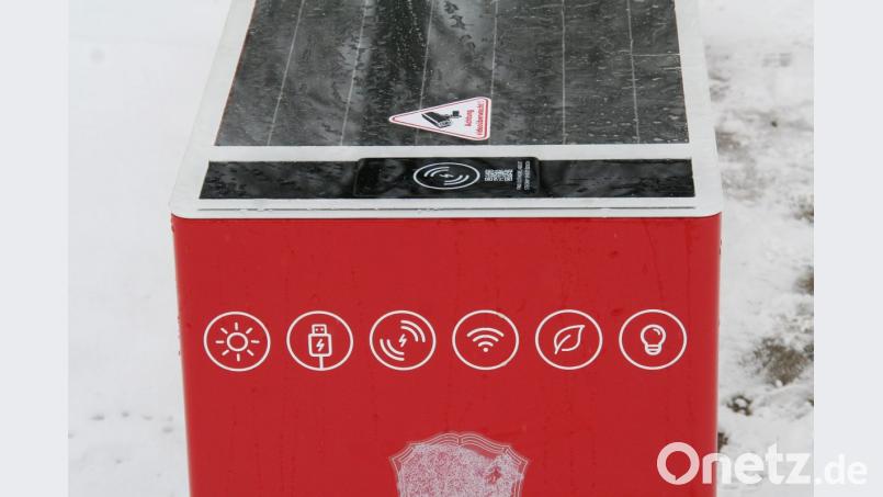 So sieht die erste smarte Sitzbank Bayerns aus. Sie steht seit Ende Oktober in Waldershof. Bild: fpoz