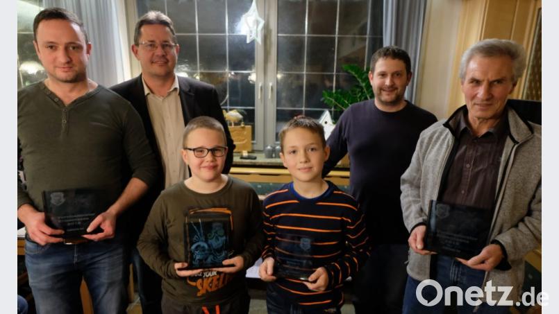 Die neuen Vereinsmeister mit (von links) Georg Stahl, zweitem Bürgermeister Oliver Mutterer, Lukas Zimmerer, Tamino Hacker, Vorsitzendem Tobias Hacker und Peter Schürz. Bild: ise