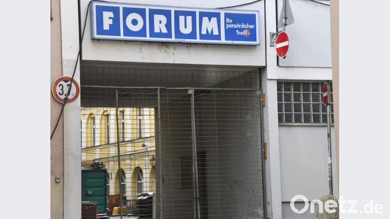 Zwischen 30 und 40 Millionen Euro wird es nach Schätzung von OB Michael Cerny wohl kosten, das seit vielen Jahren leerstehenden Kaufhaus Forum wieder zu beleben. Im Augenblick dient der Innenhof, der in dieser Form erhalten bleiben muss, als Baustofflager. Bild: Petra Hartl