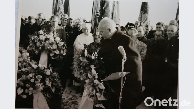Unser Bild zeigt Kirchenpfleger Michael Paulus bei der Kranzniederlegung an der Priestergruft, dahinter von rechts Bürgermeister Josef Häberl (Sassenreuth), Gemeinderat Josef Prüschenk, dahinter Gemeinderat Martin Dobmann, daneben Pfarrer F. W. Goes von der evangelischen Gemeinde Eschenbach, Bürgermeister Alois Lotter (Kirchenthumbach), Prälat Gereon Motyka (Koster Speinshart), Herbert Schnoy (Katholisches Werkvolk), dahinter Alfons Melchner (rechts) und Hans König, Sargträger der Freiwilligen Feuerwehr. Bild: gpa