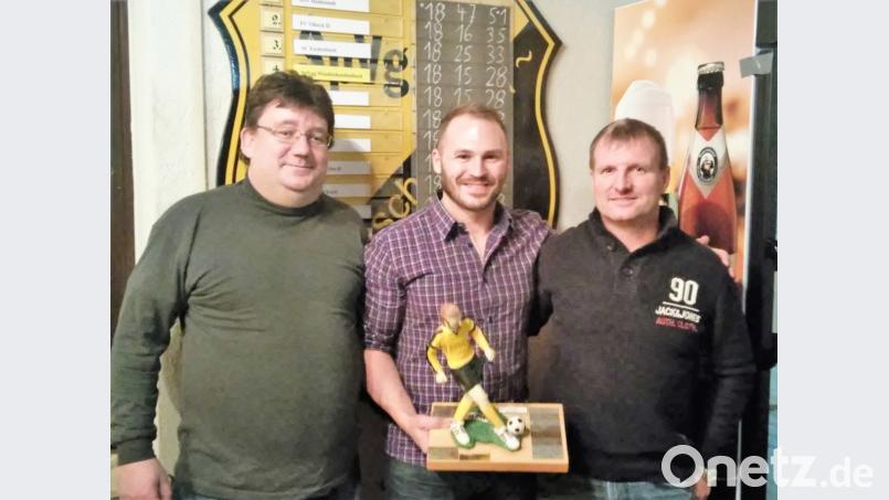 Patrick Pätzold ist Spieler des Jahres bei den Alten Herren der Spielvereinigung. Technischer Leiter Stefan Bergler (links) und Leiter Friedrich Thomas gratulieren und übergeben die Trophäe. Bild: exb