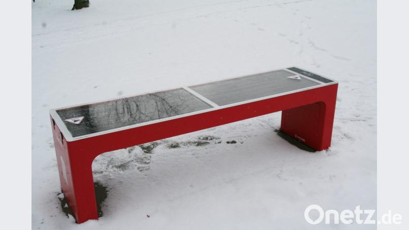 So sieht die erste smarte Sitzbank Bayerns aus. Sie steht seit Ende Oktober in Waldershof. Bild: fpoz