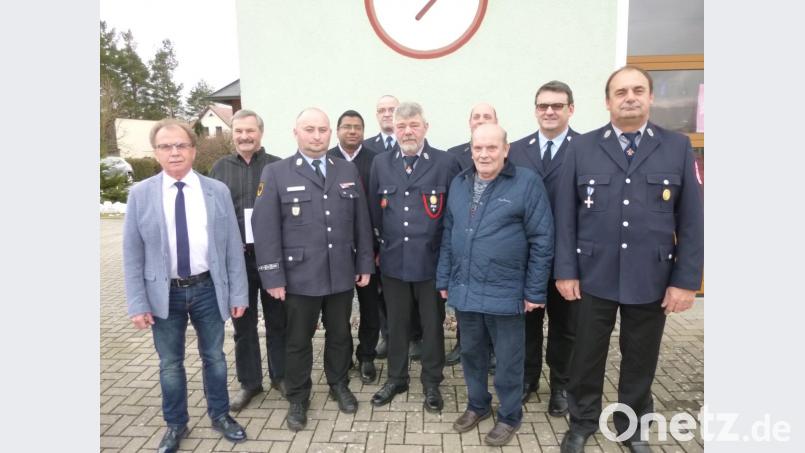 von links: Bürgermeister Werner Walberer, Michael Kaufmann, KBM Jürgen Haider, Pater Antony, Martin Langer (Oberlöschmeister), Markus Huber (40 Jahre Mitglied der FFW Troschelhammer) Alfred Vogel (55 Jahre Mitglied), Winfried Graser (Hauptlöschmeister), Gerätewart Armin Prischenk, Joachim Graser (Vorsitzender der FFW Troschelhammer). Bild: Janina Nebe