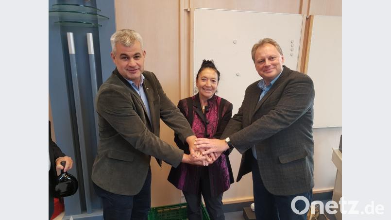 Gegenseitige Unterstützung in der Arbeitsgemeinschaft der Fränkischen Stadtbaumeister haben sich (von links) Wolfgang Baier (Helmbrechts), Petra Schöllhorn (Sulzbach-Rosenberg) und Michael Knappe (Rothenburg o. d. Tauber) auf die Fahnen geschrieben. Bild: exb