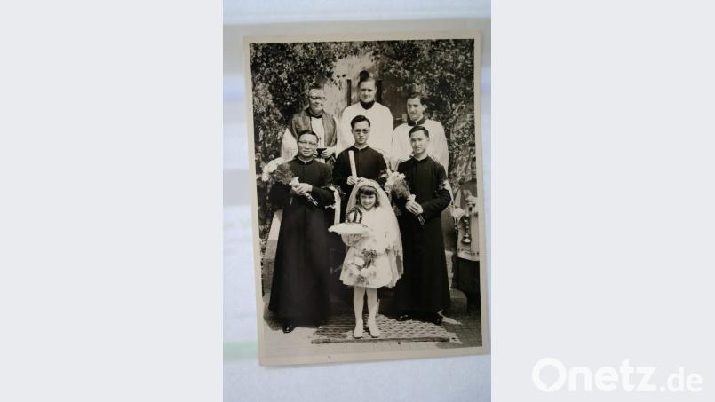 Freude bereiteten Pfarrer Josef Bollmann beim Eucharistischen Weltkongress 1960 in München zu Priestern Geweihte von der Insel Macao, weil sie ihr erstes Messopfer in der Pfarrkirche in Kirchenthumbach feierten. Das Bild zeigt die Neupriester (hinten von links) sowie Pfarrer Josef Bollmann, Pater Johannes Rauh, Betreuer der Neupriester, und Kaplan Richard Hornauer. Bild: gpa